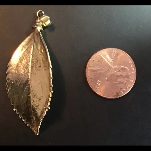 Gold tone leaf pendant - Picture 4 of 4